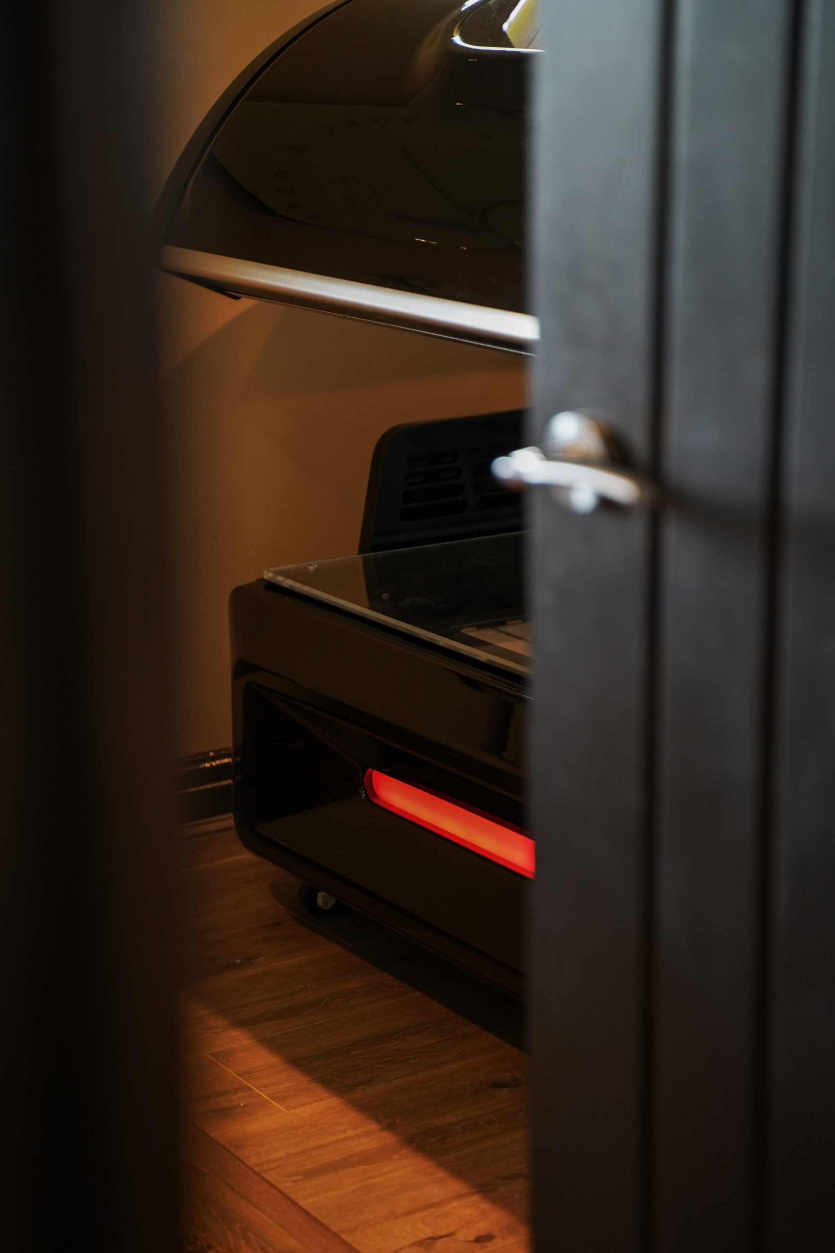 Red Light Therapy (PBMT): The Complete Clinical Guide to Recovery, Skin Health & Menopause